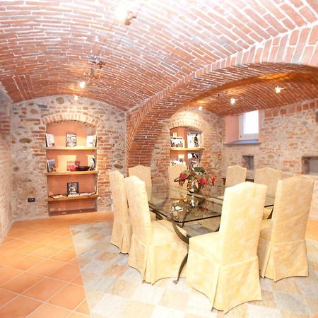 Hotel Palazzo Di Mezzo Carrù エクステリア 写真