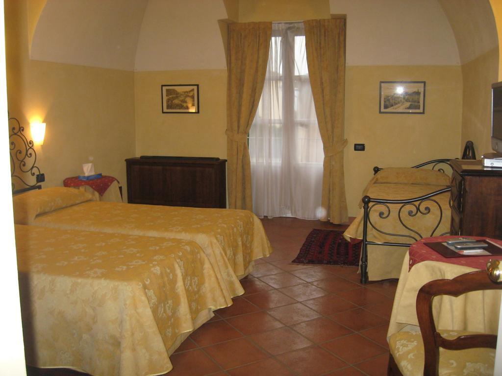 Hotel Palazzo Di Mezzo Carrù 部屋 写真