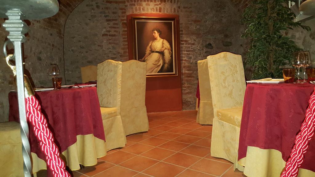 Hotel Palazzo Di Mezzo Carrù エクステリア 写真