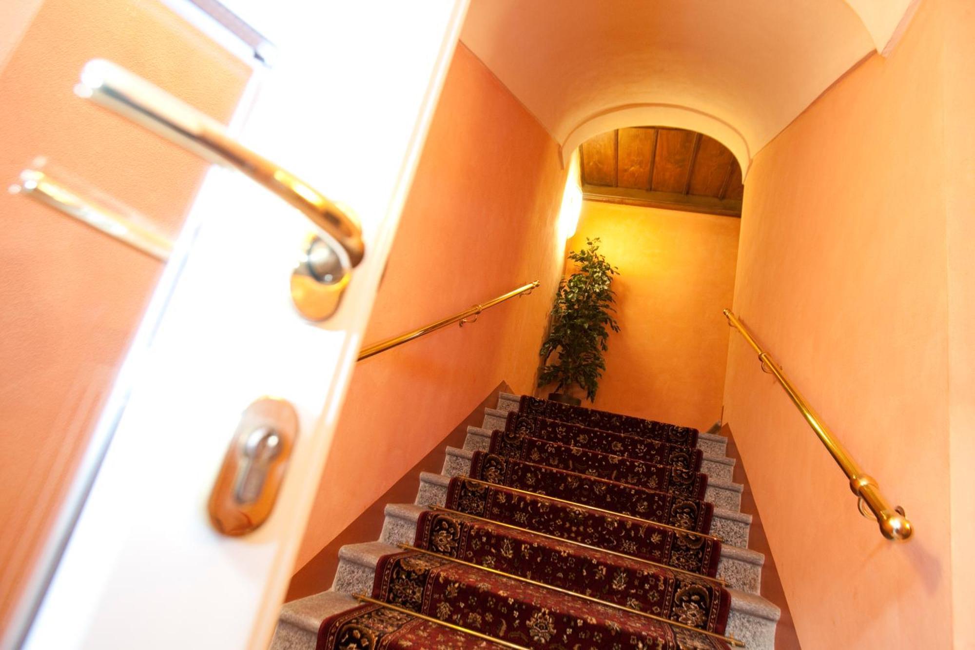 Hotel Palazzo Di Mezzo Carrù エクステリア 写真