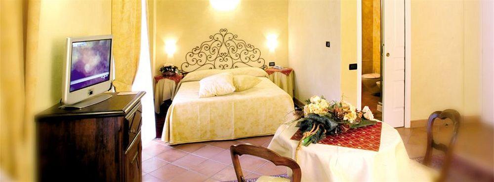 Hotel Palazzo Di Mezzo Carrù エクステリア 写真