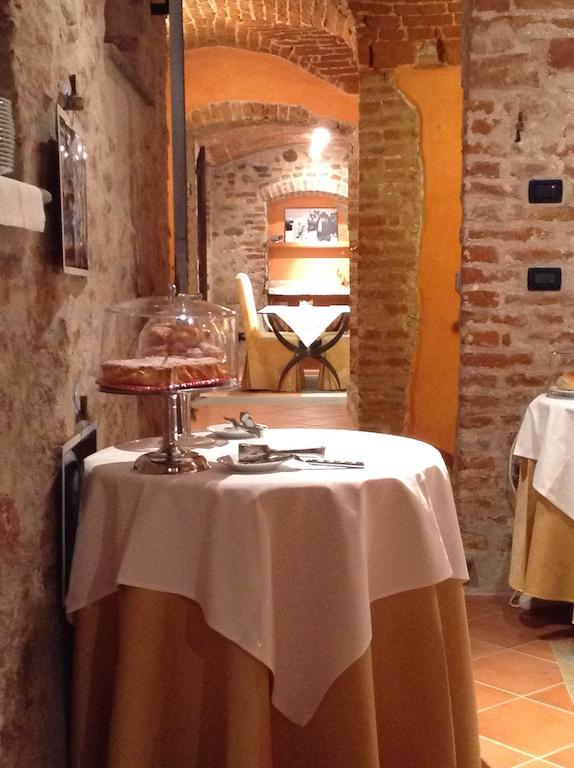 Hotel Palazzo Di Mezzo Carrù エクステリア 写真