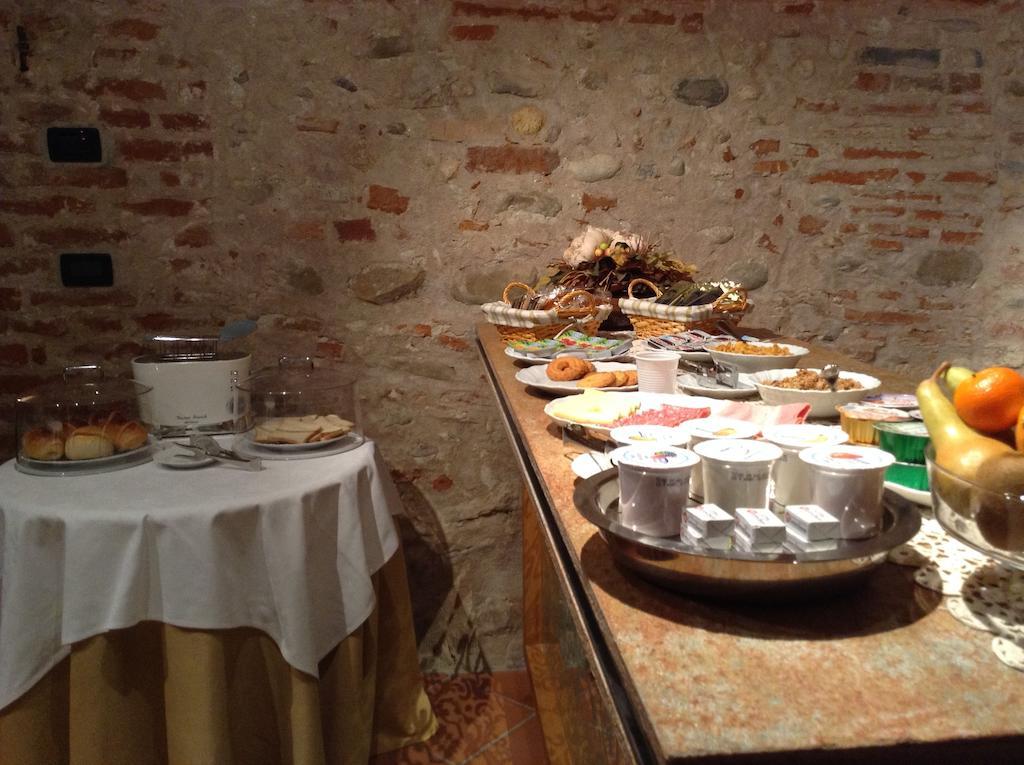Hotel Palazzo Di Mezzo Carrù エクステリア 写真