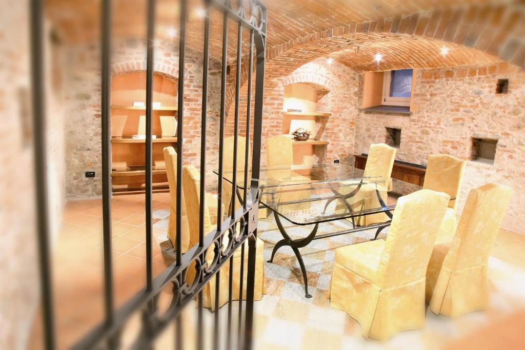 Hotel Palazzo Di Mezzo Carrù エクステリア 写真