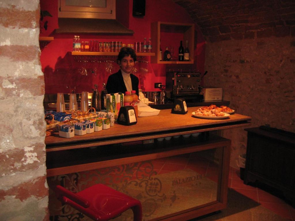 Hotel Palazzo Di Mezzo Carrù エクステリア 写真
