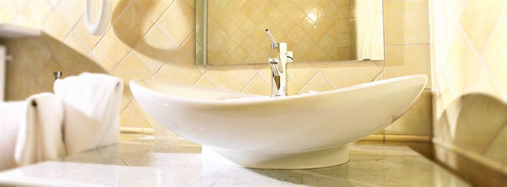 Hotel Palazzo Di Mezzo Carrù エクステリア 写真