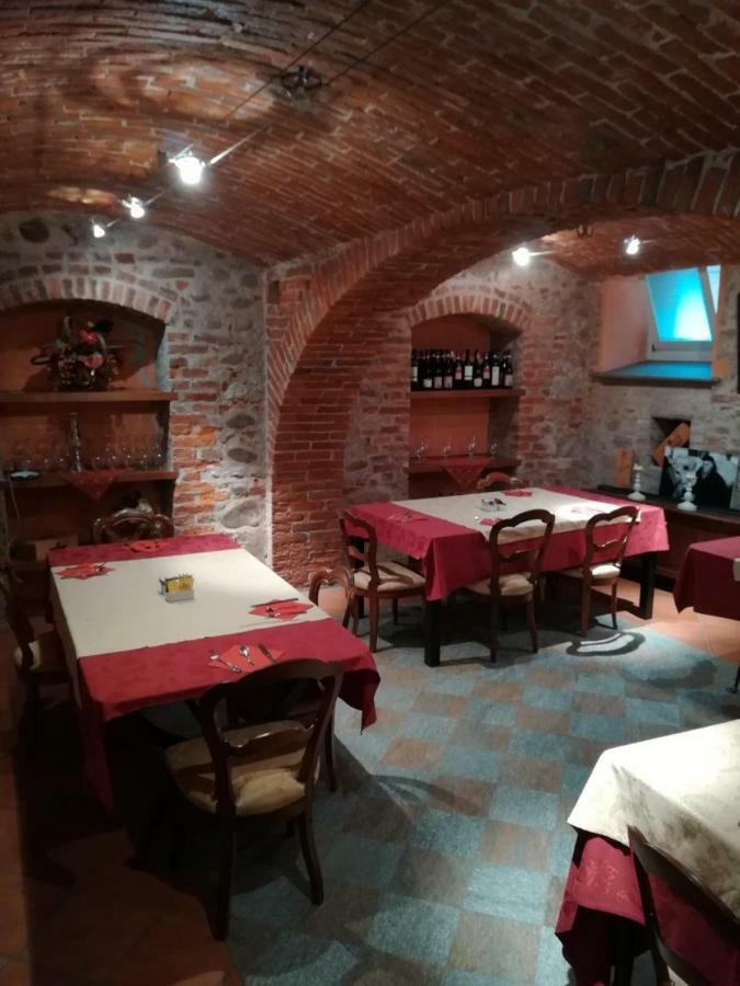 Hotel Palazzo Di Mezzo Carrù エクステリア 写真