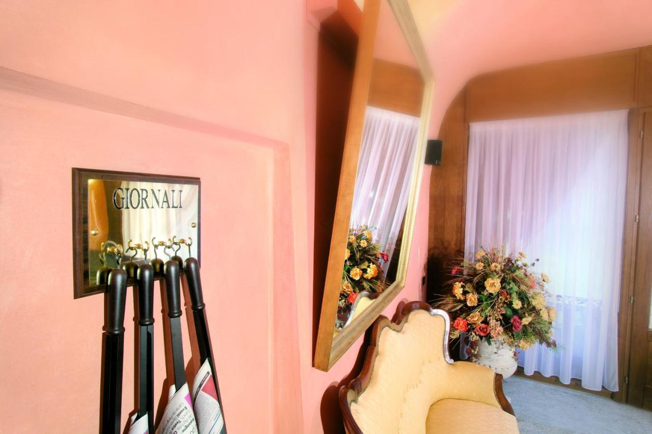 Hotel Palazzo Di Mezzo Carrù エクステリア 写真